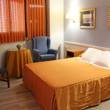 Hostal Montserrat Tona Ngoại thất bức ảnh