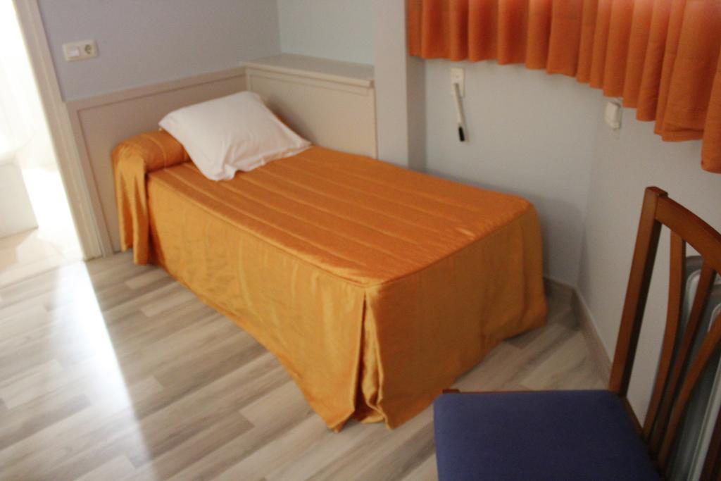 Hostal Montserrat Tona Ngoại thất bức ảnh