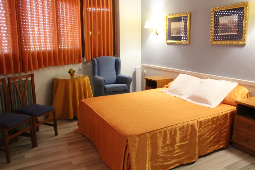 Hostal Montserrat Tona Ngoại thất bức ảnh