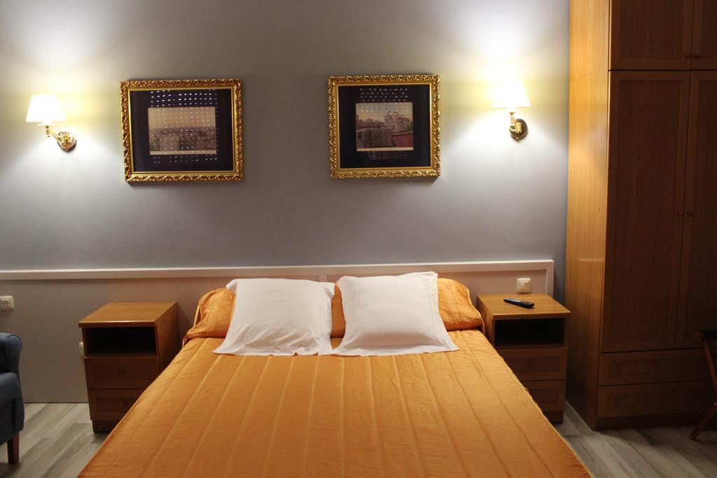 Hostal Montserrat Tona Ngoại thất bức ảnh