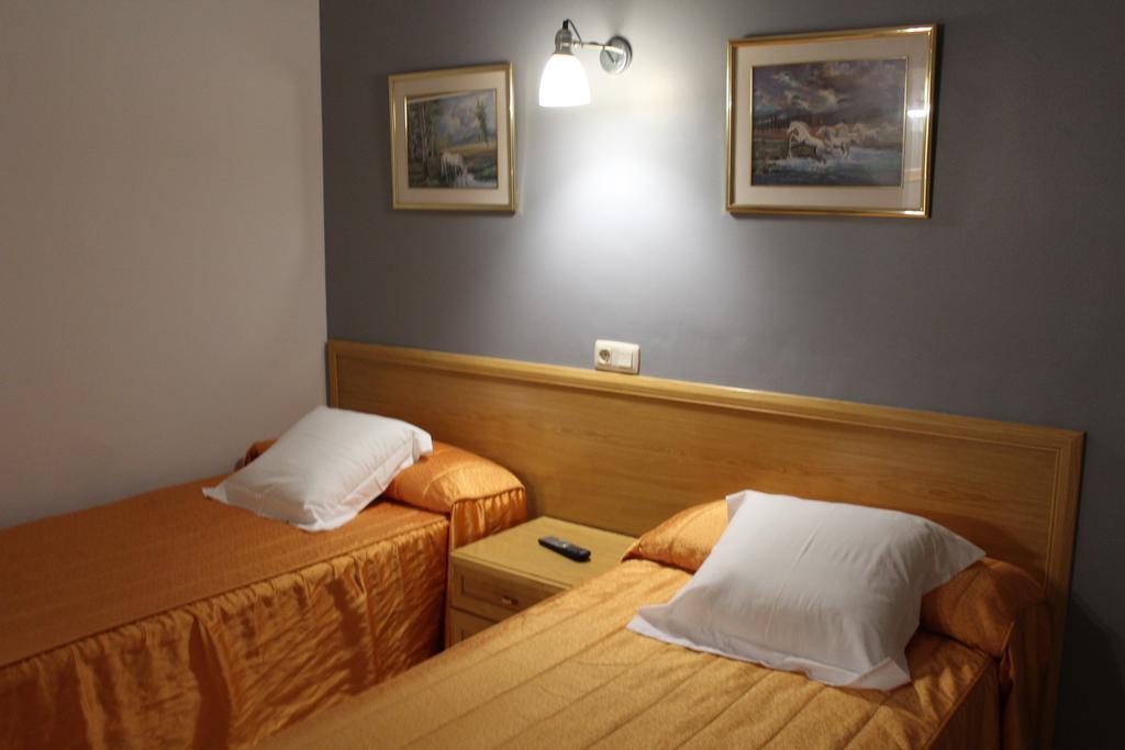 Hostal Montserrat Tona Ngoại thất bức ảnh
