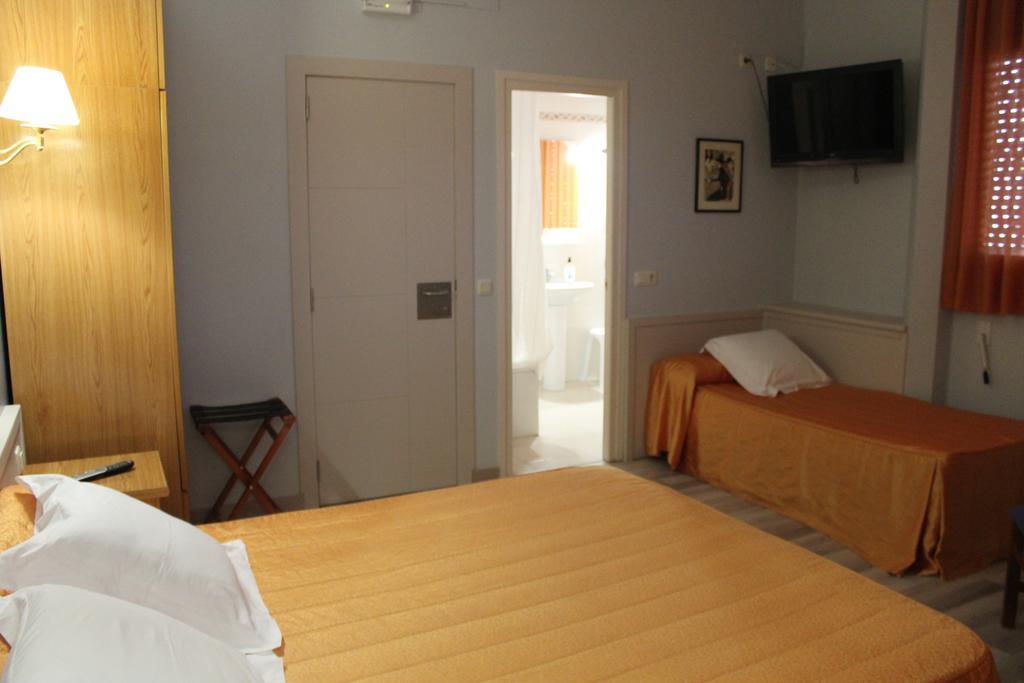Hostal Montserrat Tona Ngoại thất bức ảnh