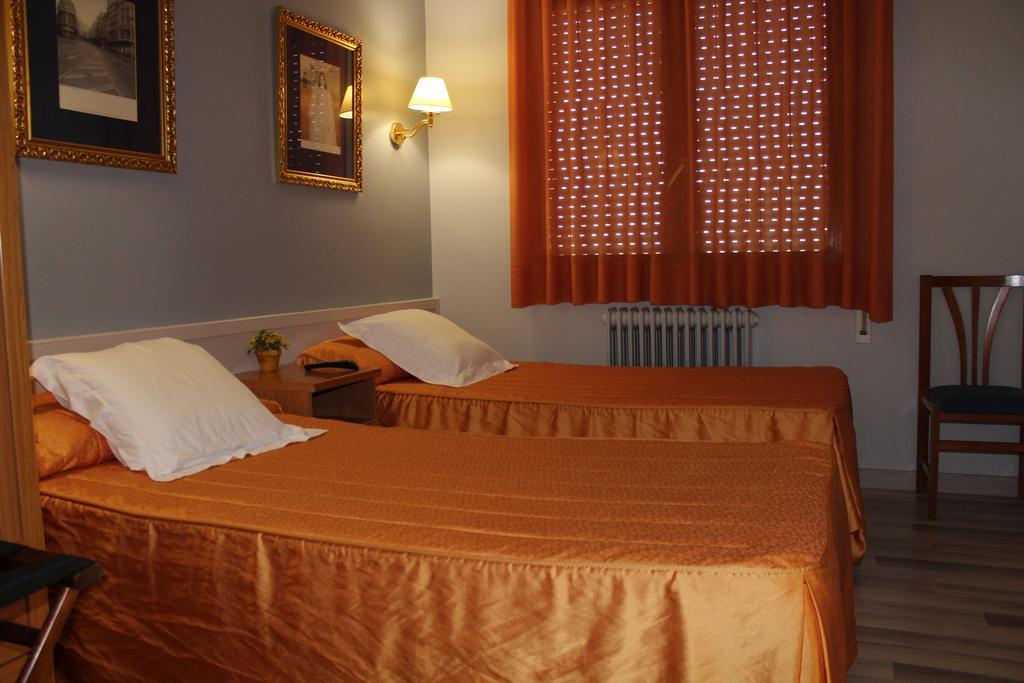 Hostal Montserrat Tona Ngoại thất bức ảnh