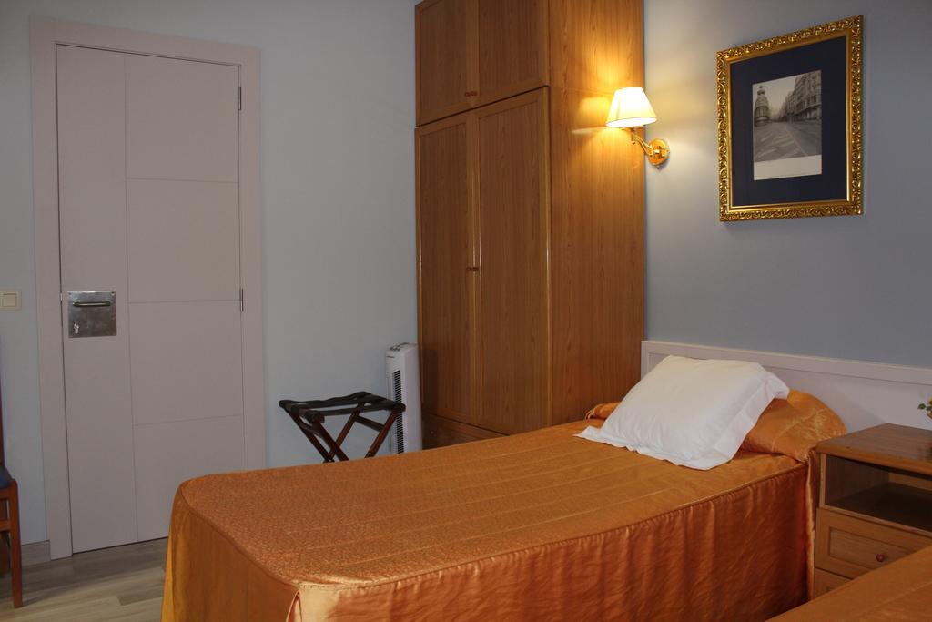 Hostal Montserrat Tona Ngoại thất bức ảnh