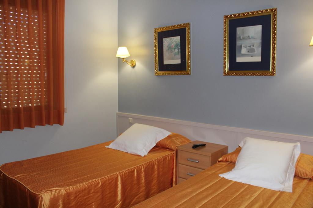 Hostal Montserrat Tona Ngoại thất bức ảnh