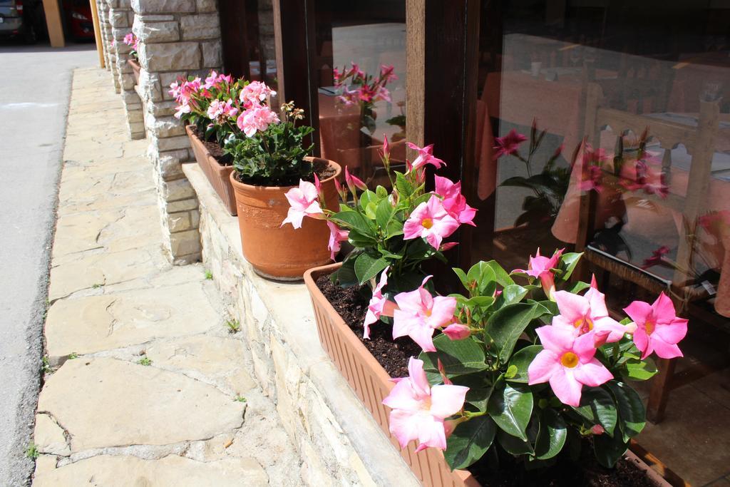 Hostal Montserrat Tona Ngoại thất bức ảnh