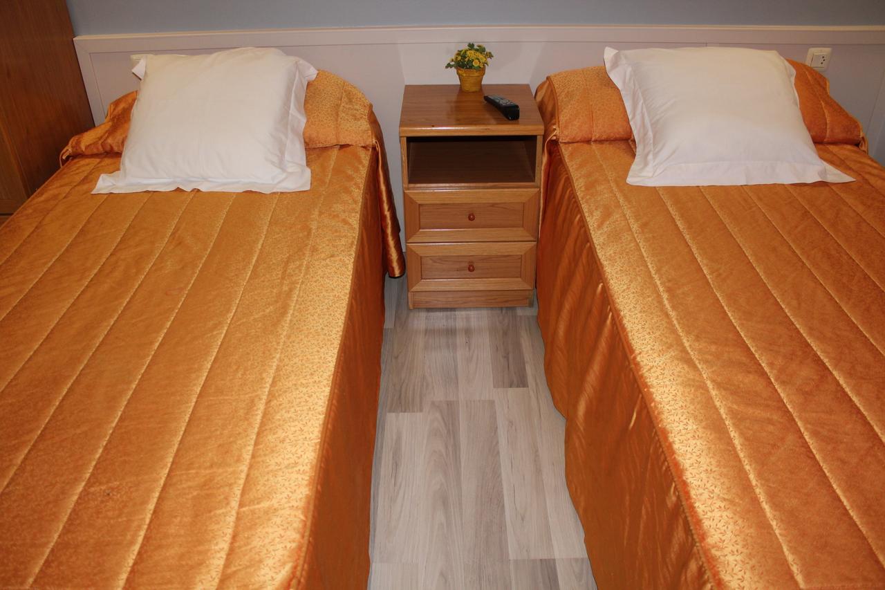 Hostal Montserrat Tona Ngoại thất bức ảnh