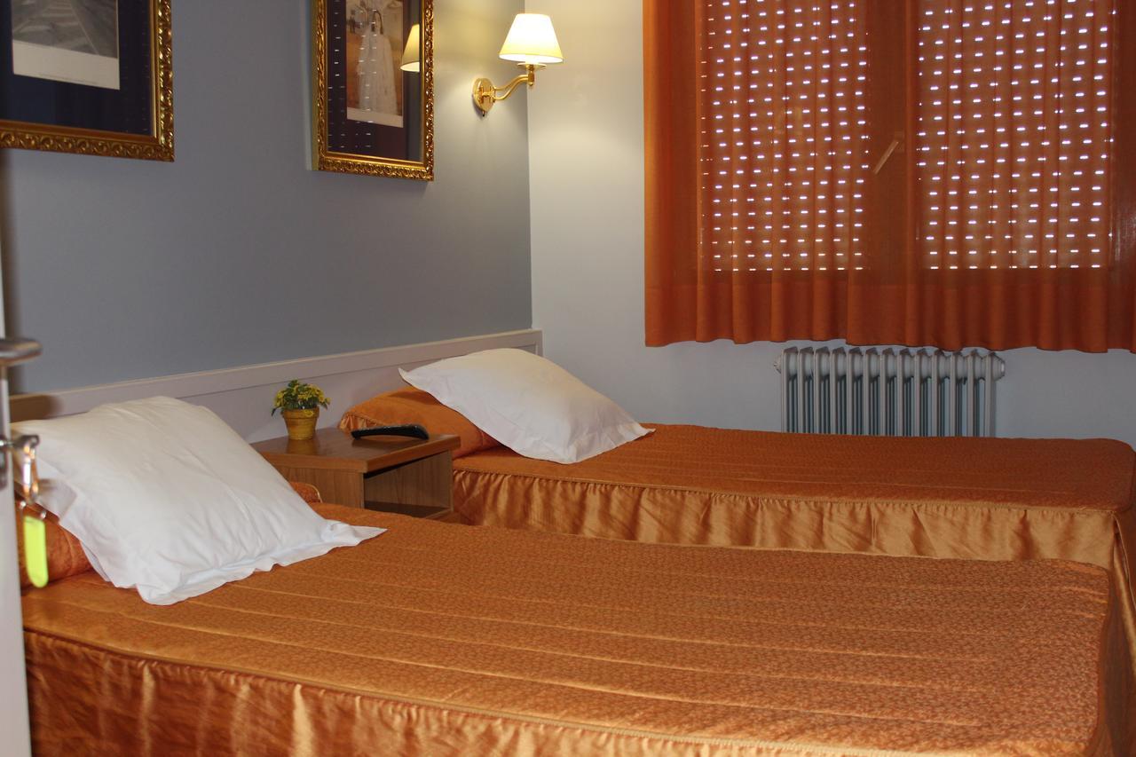 Hostal Montserrat Tona Ngoại thất bức ảnh